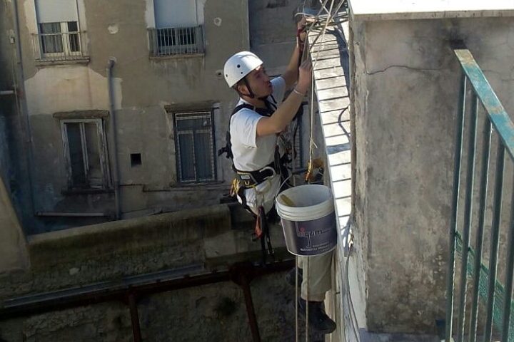 Messa in sicurezza di facciata, asportando gli intonaci deteriorati e distaccati.Realizzazione dei nuovi intonaci. Lavoro svolto in corda _